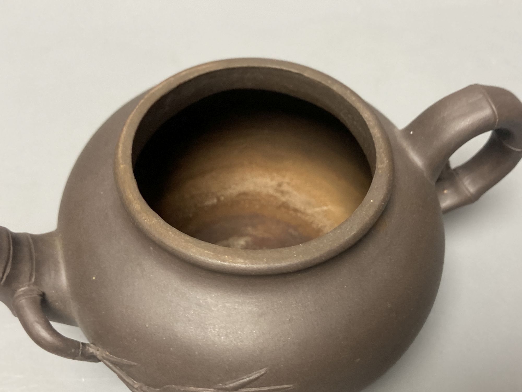 A Chinese Yixing teapot and cover, height 12cm